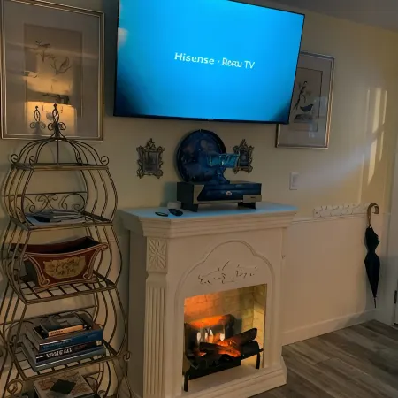 Super clean Home, Hot Tub & Walk to Downtown Low FEES A+ Reviews