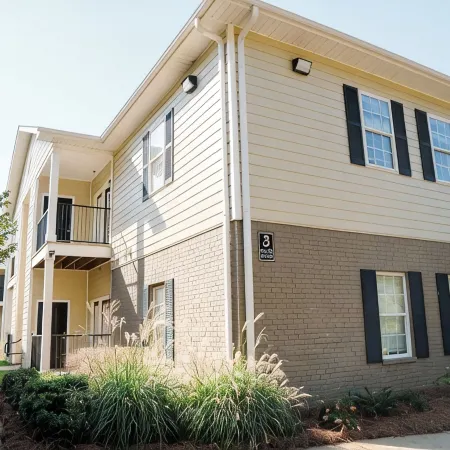 Hotty Toddy! Newly Renovated 2 Bedroom, 2 Bathroom. Walk to Grove! 1st Floor.