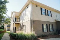 Hotty Toddy! Newly Renovated 2 Bedroom, 2 Bathroom. Walk to Grove! 1st Floor. - 2-Star