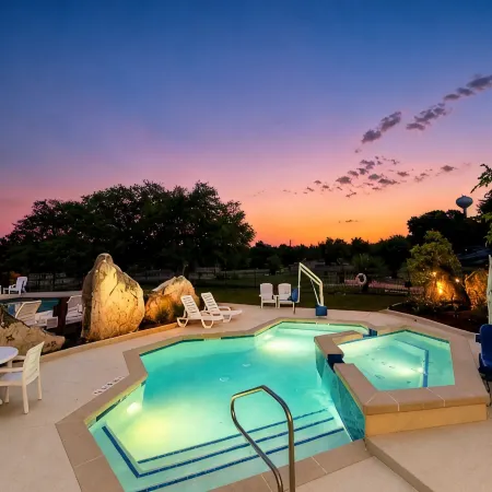 Luxury tiny cabin Pool & Hot tub minutes from Lake Travis and Lake Austin.
