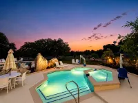 Luxury tiny cabin Pool & Hot tub minutes from Lake Travis and Lake Austin.