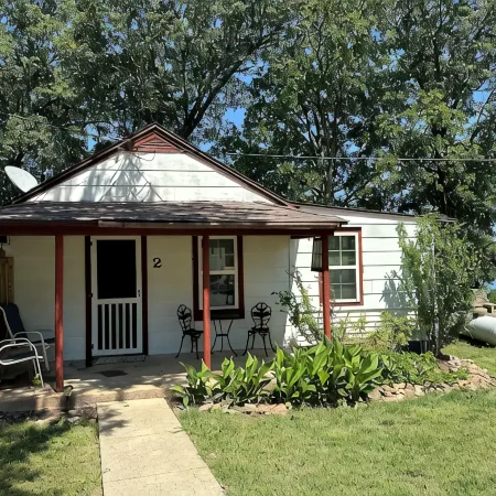 Quaint Family, Couples Cottage ON The Lake! Stunning View, Near Marinas, Trails