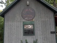 Cozy cabin in the woods. Peaceful and only 15 minutes to Mountain View. Hotels in Stone County