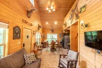 Cozy 2-BR cabin in the beautiful Arkansas forest!
