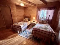 Lake Michigan Cabin + Hot Tub & Spectacular Views • Sleeps 8 - 小木屋
