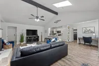 Stylish Villa-Near Stadiums, Large Pool,Pool Table - Wifi