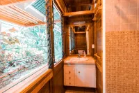 Secluded Hillside Cottage with Bay & Rainforest Views, Just 5 Mins to the Beach - พร้อมระเบียง