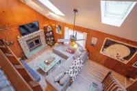 Tranquil 4-bedroom cabin, fireplace, firepit, games, private community - 샬레 호텔