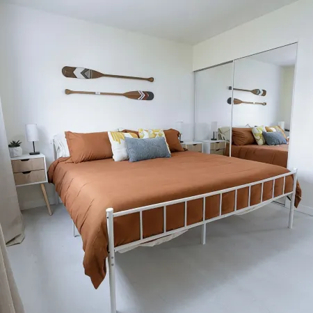 Oceanside Gem - King Bed- Easy Walk to the Beach + Private Parking