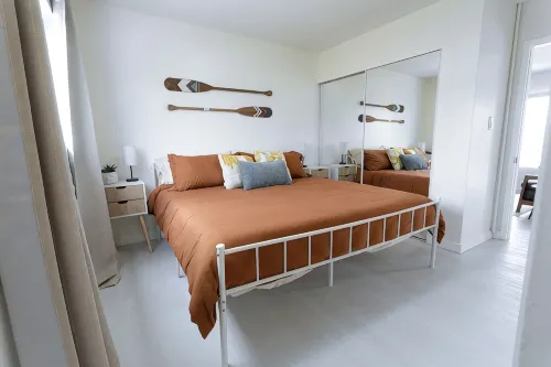 Oceanside Gem - King Bed- Easy Walk to the Beach + Private Parking