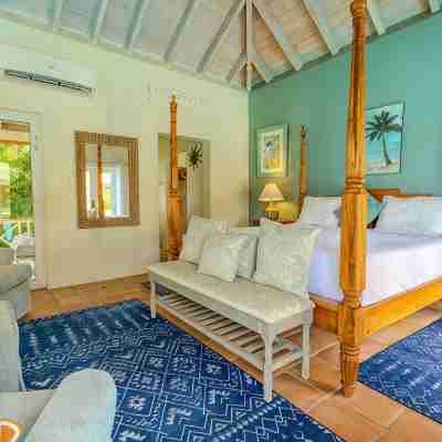 Exceptional design, spacious covered decks, super views, set in Long Bay Estate Rooms