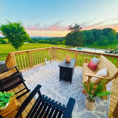 Luxury Home w/private Pool, Mt Views, 85” Roku Movie Room, Arcade, & King Bed!