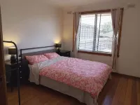 Charming 3-Bedroom Holiday Home Near Werribee Park Hotels in Werribee