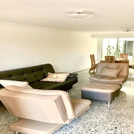 Beautiful Home / No stairs / short walk to public transit Отели в г. Энвигадо