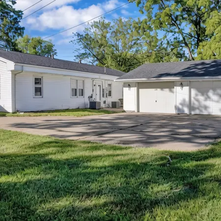 Charming 2-bedroom house in amazing Belleville with AC, WiFi