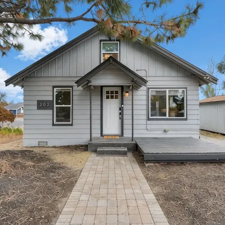 Cozy Downtown Redmond Cottage