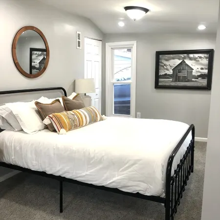 Cozy lakeside cottage near Downtown