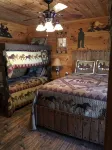 Wilderness Retreat Cabin- Lg Game Room, Private Hot Tub; 1 Mile to Thunder Ridge - Balcony