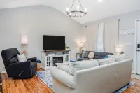 Renovated Family Home, Fenced Yard- 2King Full over Full Beds-Bunk Room - Wifi