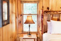 Riversong -3 Br Log Cabin on Toccoa River -Hot Tub, Firepit, Wood Fireplace - Tiny Houses