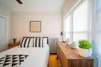 Stylish and Comfy Retreat 10 Minutes from Wrigley - Bungalows