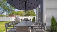 Ideally located, game room, finished basement, fenced yard, lawn games, coffee - 4つ星