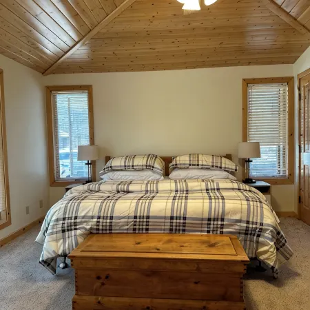Pet Friendly Home, 3 Bedrooms & 3 Baths, Steps to Sharc with 8 Passes