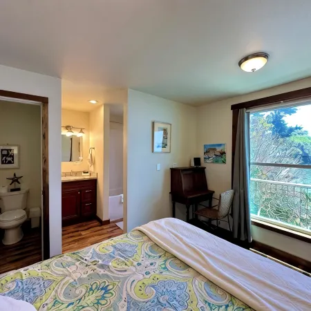 Bayfront Two Bedroom OVER the Water! Beach, Balcony & Pet friendly