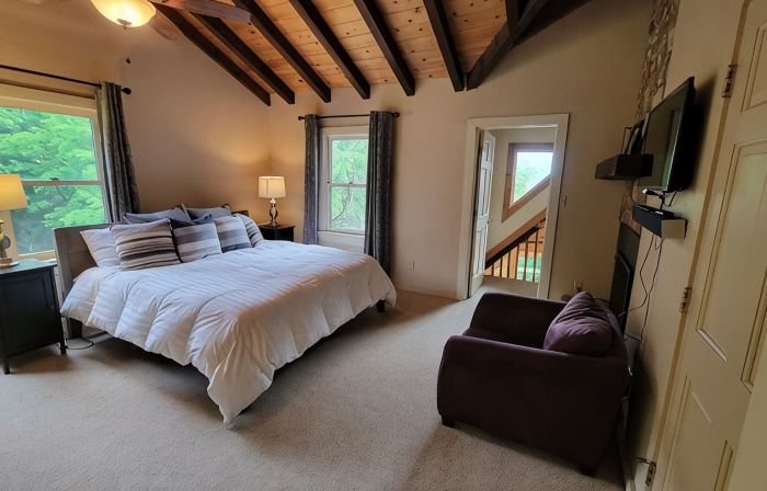 Charming home in Seven Devils. Close access to tubing, ziplining, & hiking.