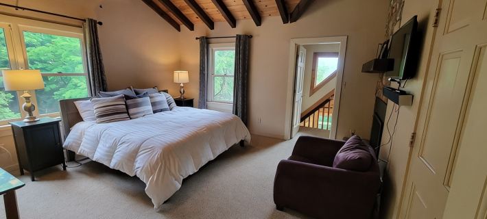 Charming home in Seven Devils. Close access to tubing, ziplining, & hiking. Hotels in Avery County