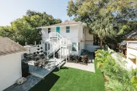 An Art-Filled Garden Apartment Near Parks and Downtown - Bungalows
