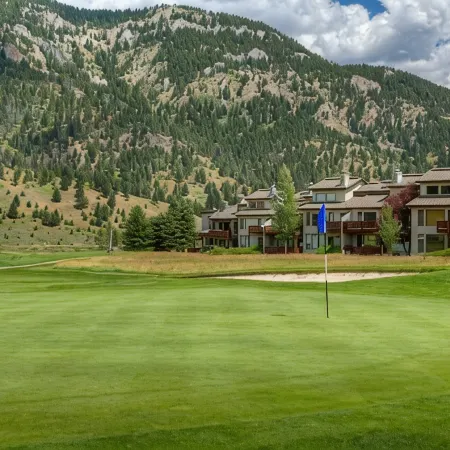 Amazing Mountain Views, Walk to Ski Shuttle! in the Heart of Big Sky Golf