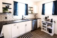 Tipp Hill Home, near local eateries and pubs, walkable, near SU and Hospitals - บังกะโล