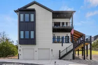 Majestic · Lux Lake View Retreat Sleeps 12, Theater, Hot Tub - 4 Yıldız