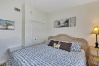 Swim Spa + Deck, 2 Blocks to Beach, Bikes + Kayaks, Surfboards + All Beach Needs - Balkon