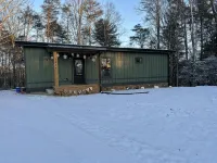 Luxury cabin in county but not far from downtown. Hot tub on back porch. - WiFi