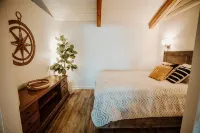 Romantic lakefront chalet w/hot tub - Chalets