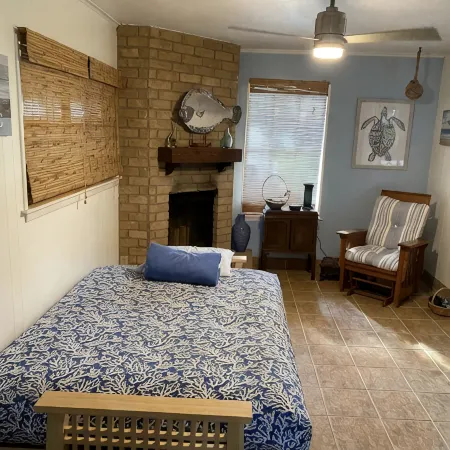 Tony's Coastal Cottage: Dog Friendly & Lrg. Privacy Fenced Backyard!! Quiet Area