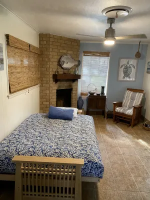 Tony's Coastal Cottage: Dog Friendly & Lrg. Privacy Fenced Backyard!! Quiet Area - 2-stjärniga
