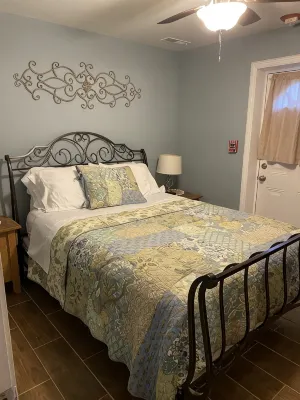 Creekside Retreat, 3 bedroom, Large parking, Picnic area. Across from Trail 14 - 3-Star