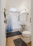 Peaceful Redwood Hideaway - Hot Tub, A/C, Walk to Russian River and Downtown - Chalets