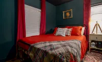 Cozy 2 BR bungalow, moody design, walk to square - 4 stjerner