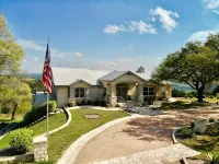 Gorgeous 4900 square foot pool & spa home minutes from Lake Travis and winery - Private Pools