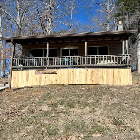 Beautiful 2 bedroom cabin with amazing lake views