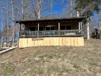 Beautiful 2 bedroom cabin with amazing lake views - 3-Star