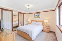 BRADDON CENTRAL CONVENIENCE - Hot Tub