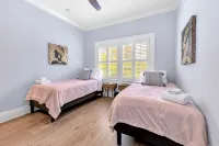 1537- Trend Setter, Entertain Your Heart Away, 1 Mile to Arenas, Pet Friendly - Balkon