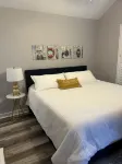 Cozy 2-Bedroom Cottage Near Triple S Marina - Wifi
