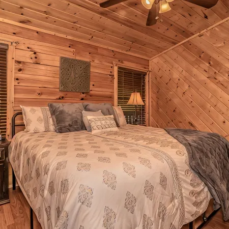 Get Hip ~ Close 2 Attractions - Hot Tub - Firepit - King Suite - Flat Drive