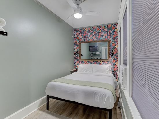 Tiny Trendy Traveler's Studio in Historic Midtown!